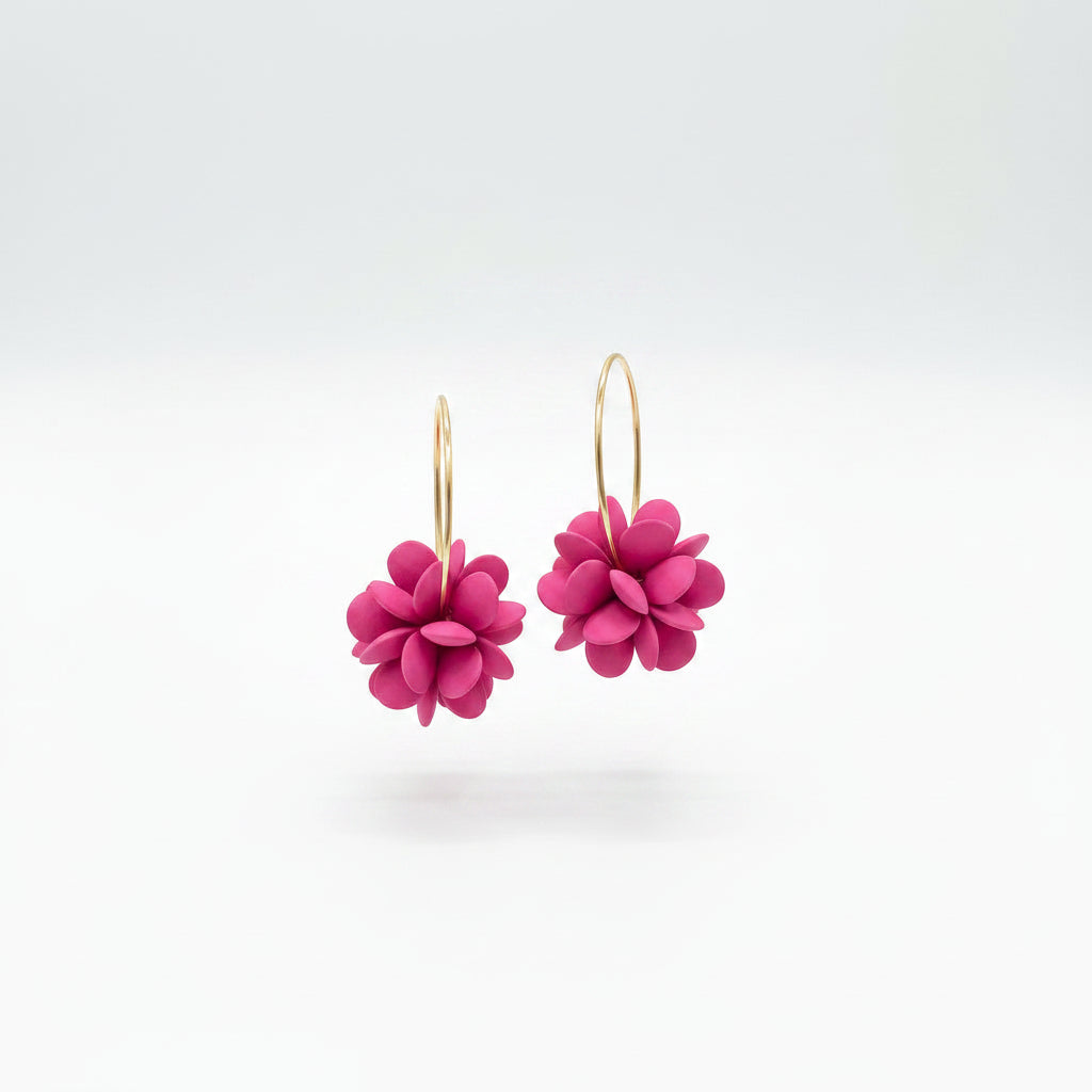 Pendientes largos tipo aro con una flor en forma esférica - Moments by You