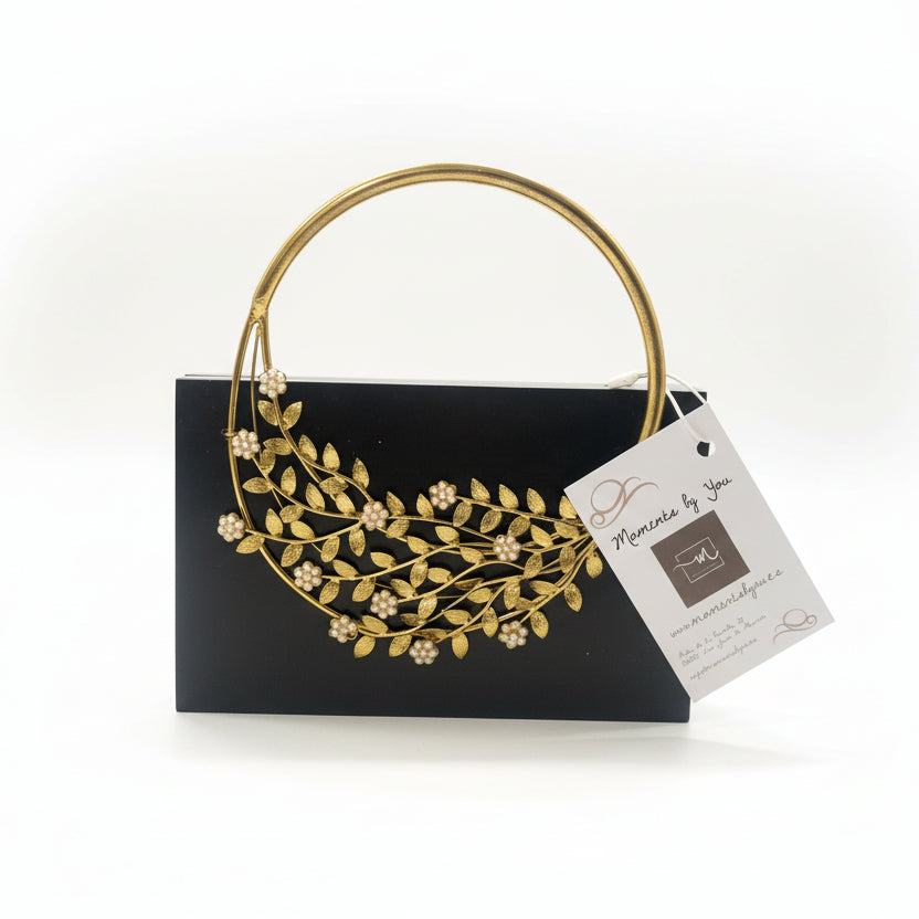 Bolso clutch de fiesta acrílico negro con diseño floral y perlas en acabado oro - Moments by You