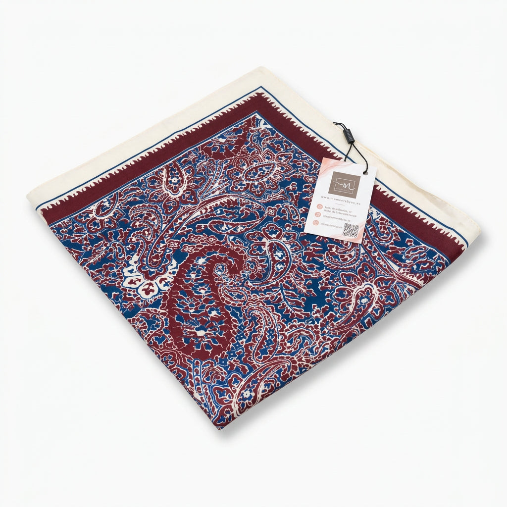 Pañuelo de cuello con un diseño paisley en burdeos y azul