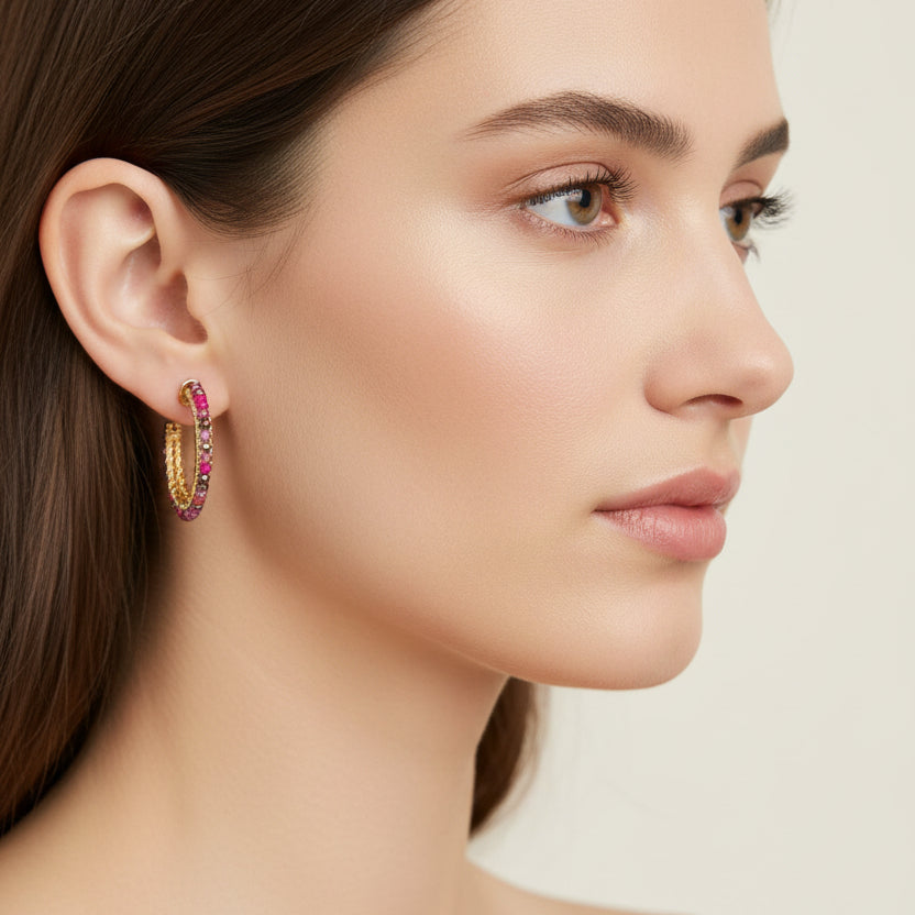 Pendientes de acero con piedras de cristal en tonos rosa y tipo aro en acabado oro
