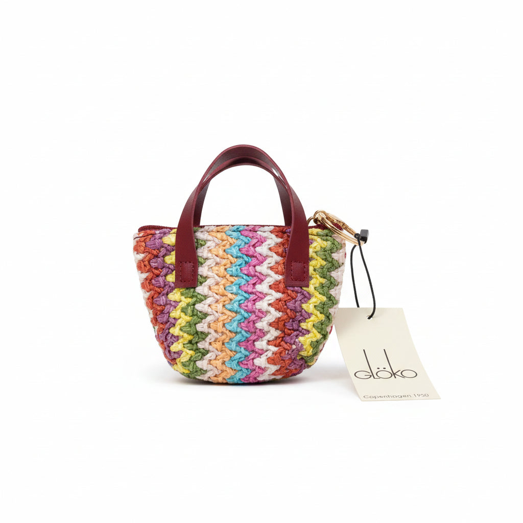 Llaveros en forma de mini bolsos de rafia de diferentes colores y diseños - Moments by You