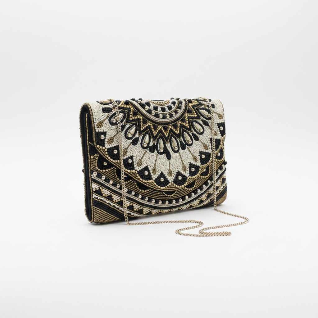 Bolso fiesta tipo sobre de mano negro con cuentas en la parte delantera - Moments by You