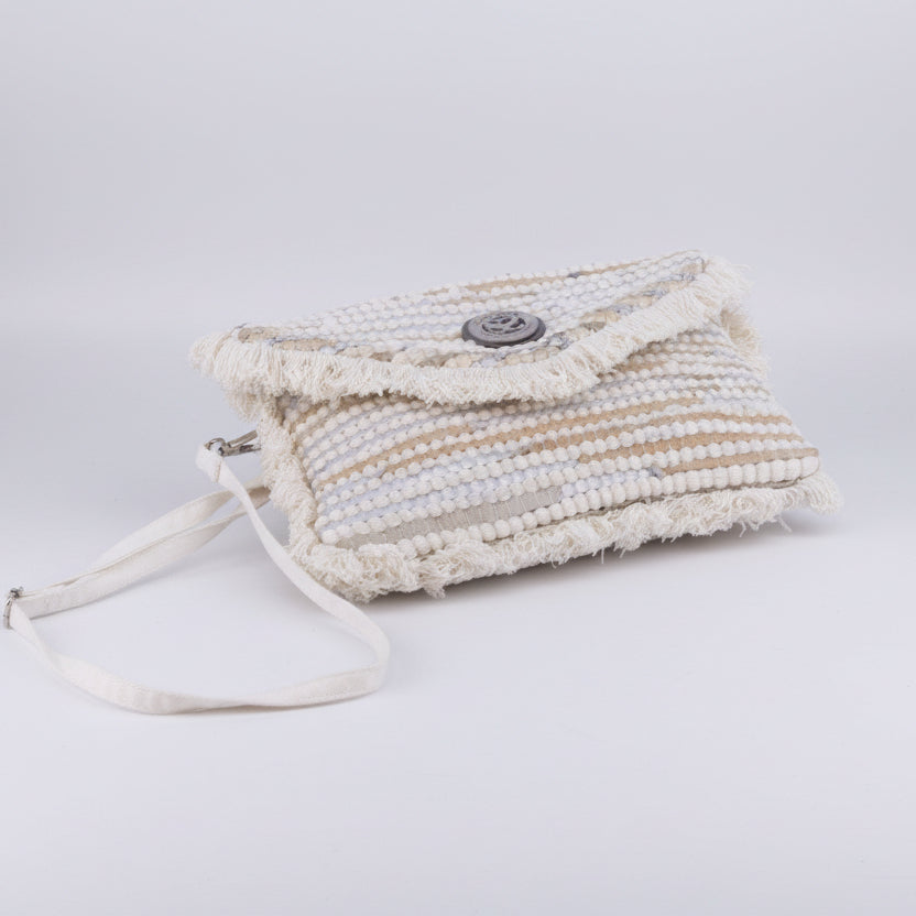 Bolso tipo sobre de fibra 100% natural combinado con cuero y con flecos - Moments by You