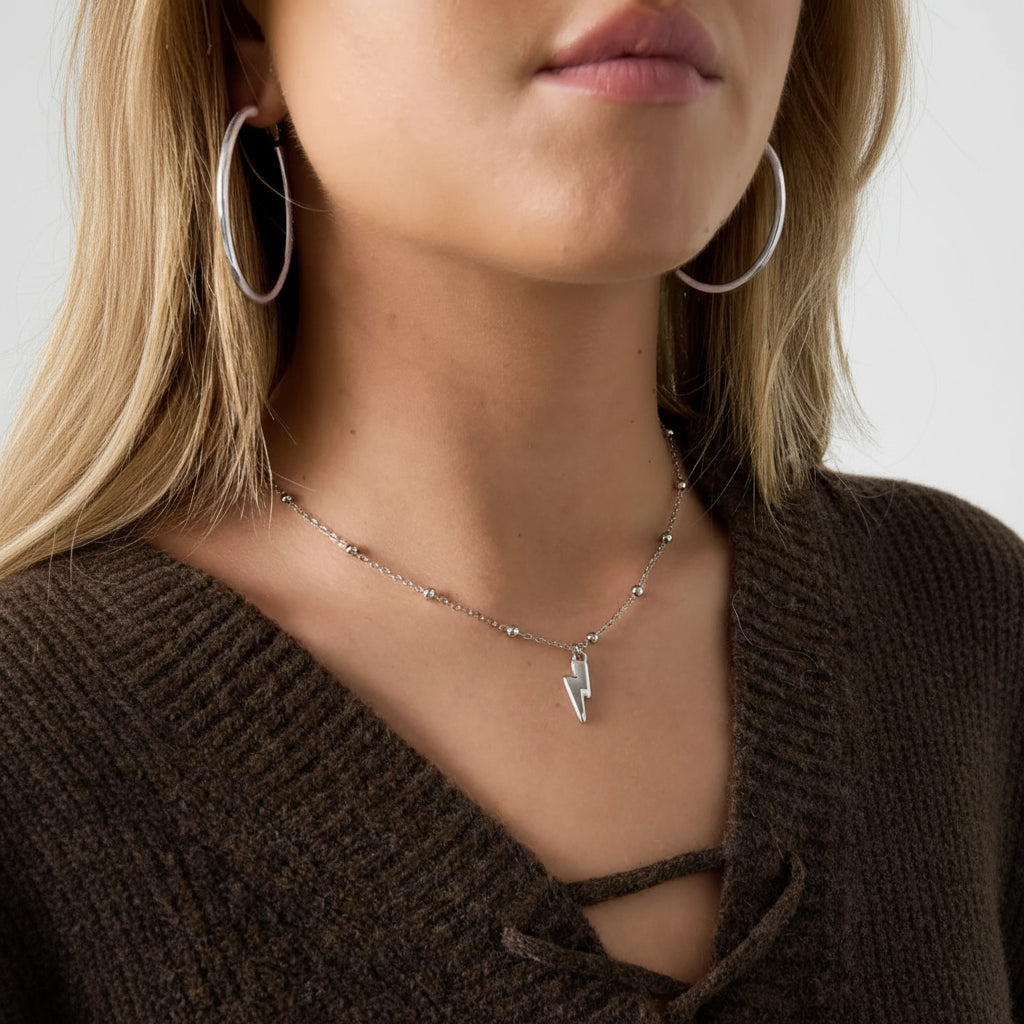 Collar de acero con esferas y dije en forma de rayo acabado plata