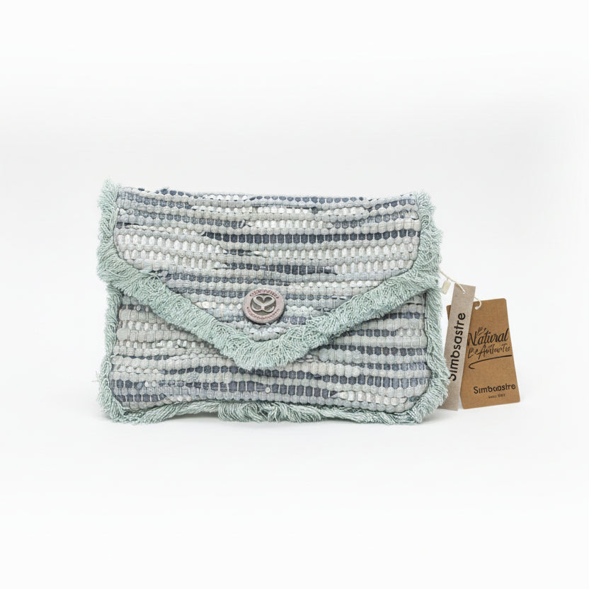 Bolso tipo sobre de fibra 100% natural combinado con cuero y con flecos - Moments by You