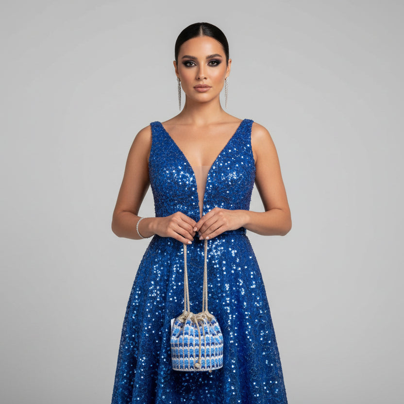 Bolso de fiesta tipo saco con diseño de mosaico de tachuelas azules y blancas - Moments by You