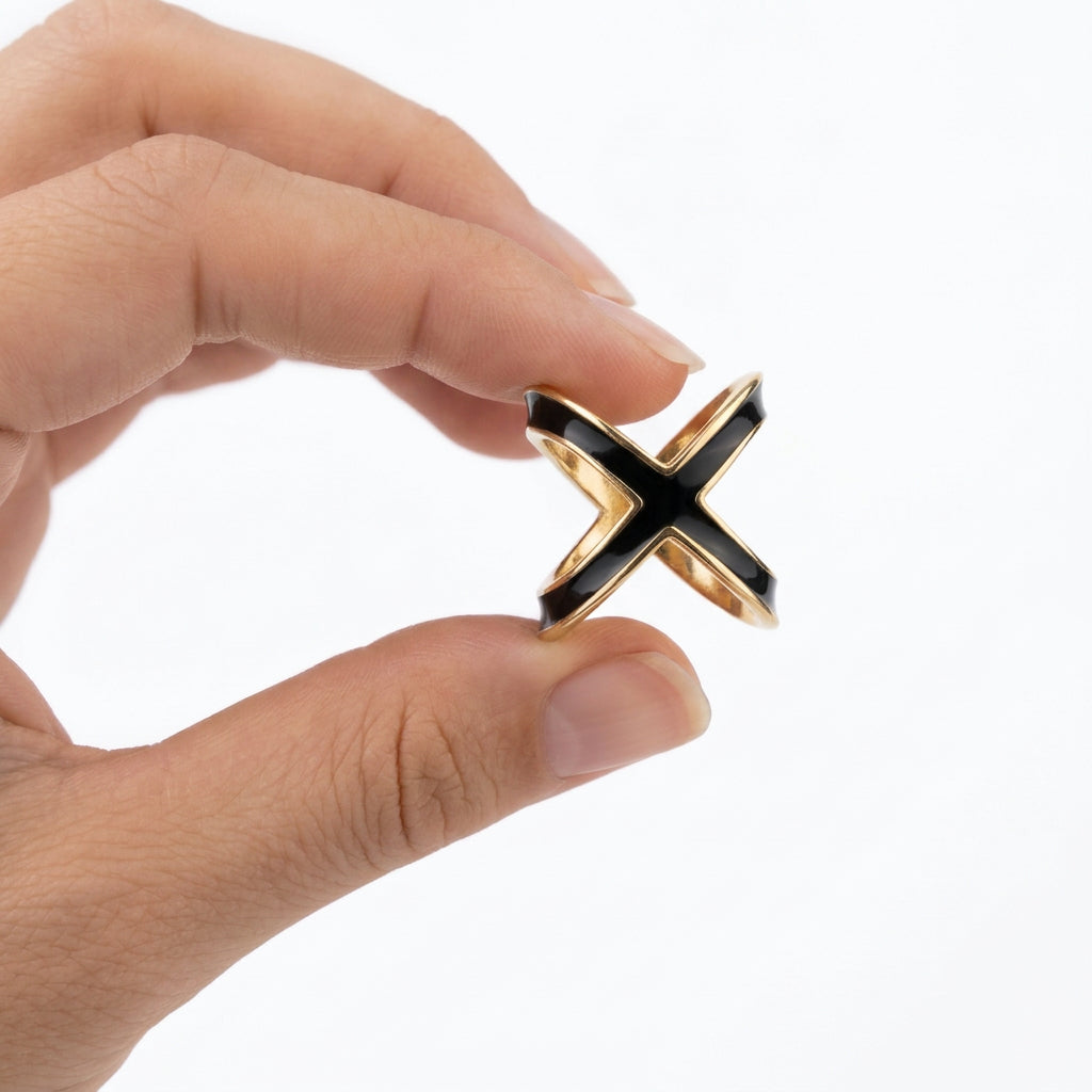 Pinza para ajustar pañuelos con diseño entrelazado en negro y acabado oro