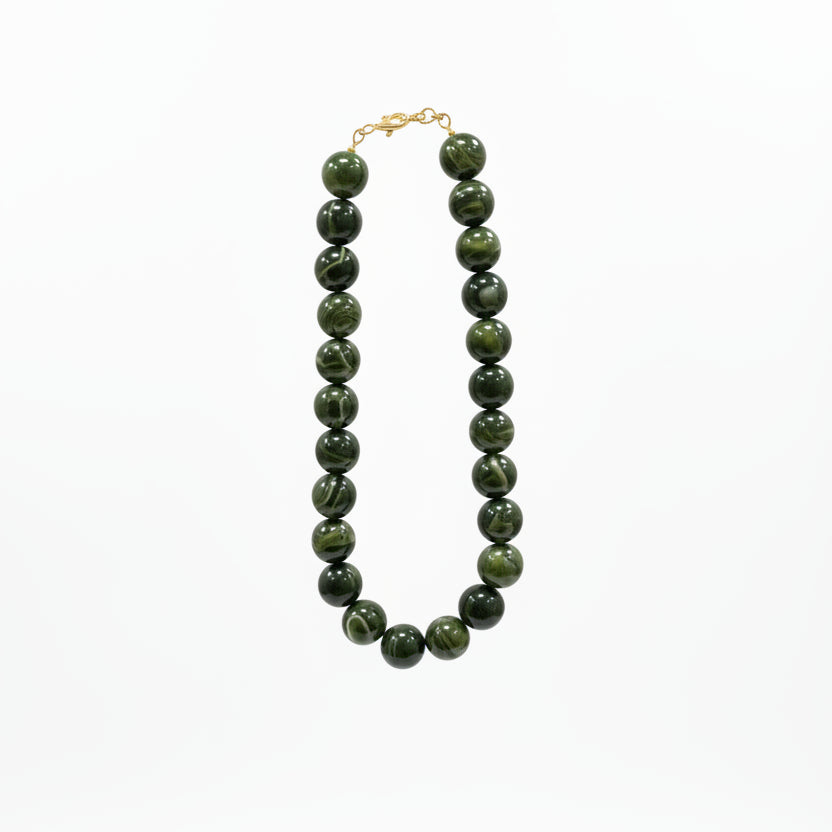 Collar acero con cuentas grandes en forma esféricas marmoladas en verde oscuro