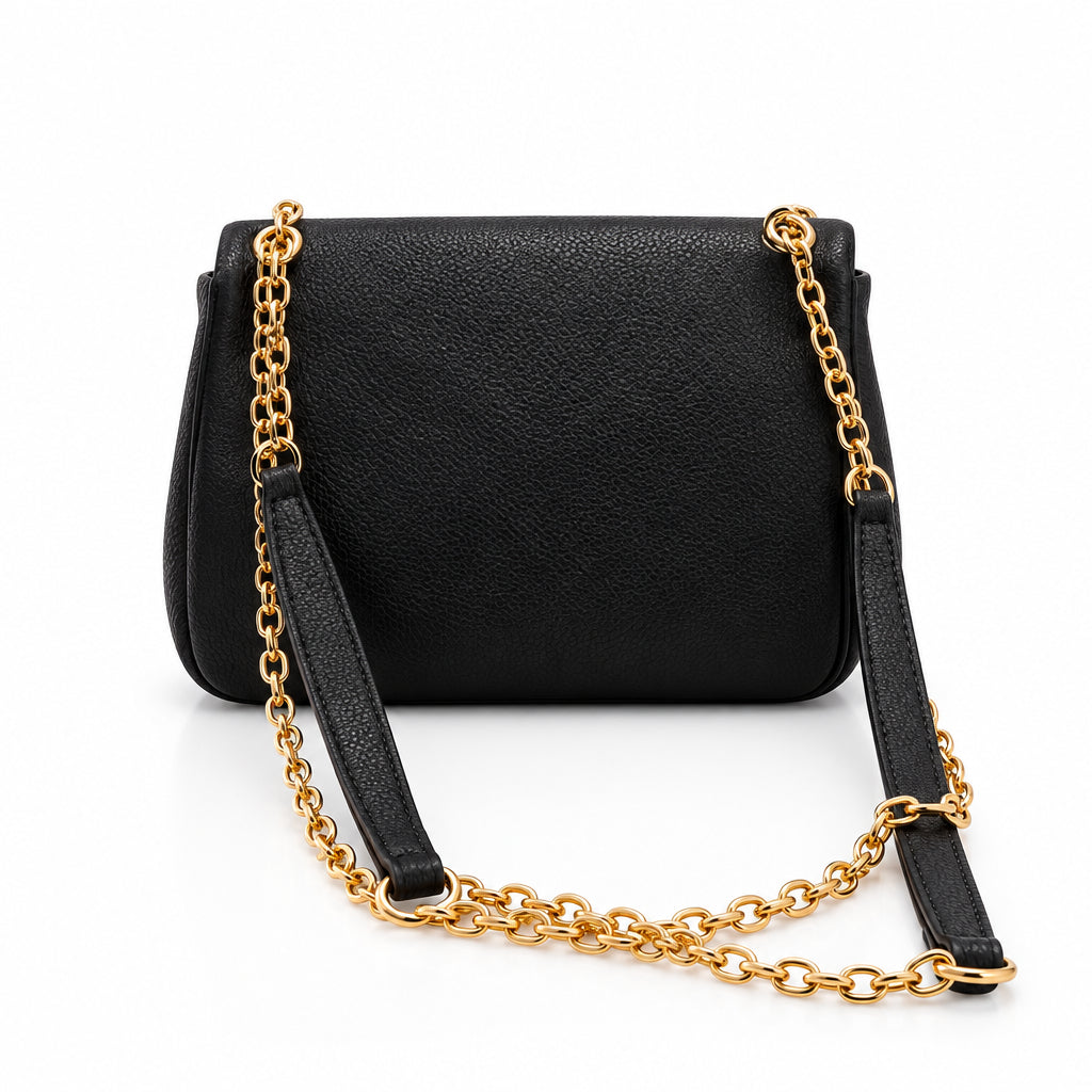 Bolso bandolera con solapa y detalle de cierre dorado