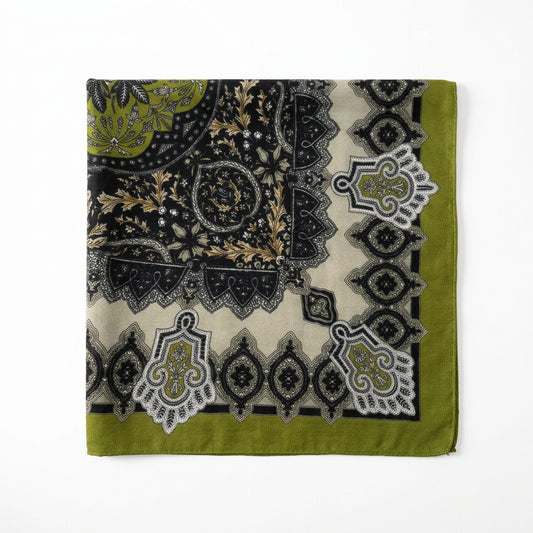 Pañuelo cuello con un diseño estilo mandala en verde
