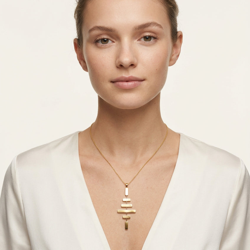 Collar de acero de placas geométricas en diferentes alturas en acabado oro