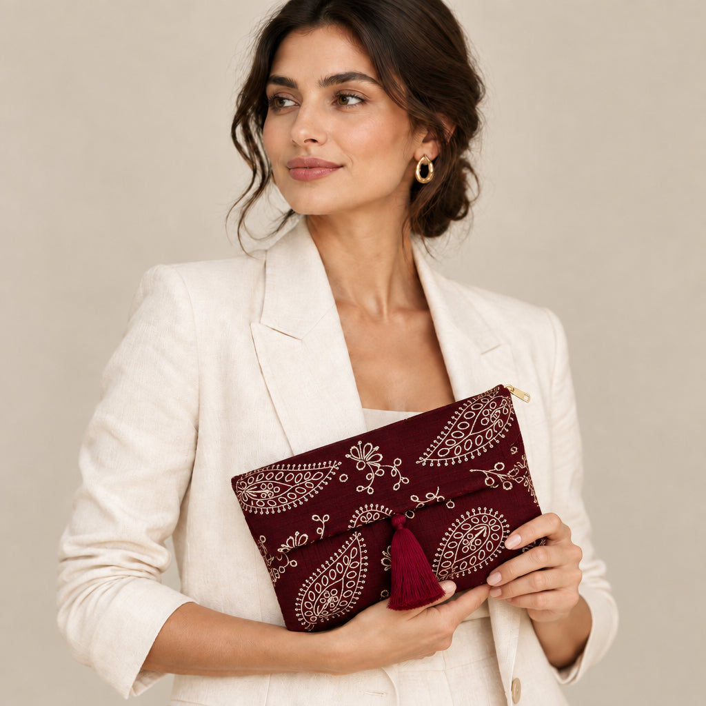 Bolso fiesta sobre de terciopelo con solapa y diseño floral