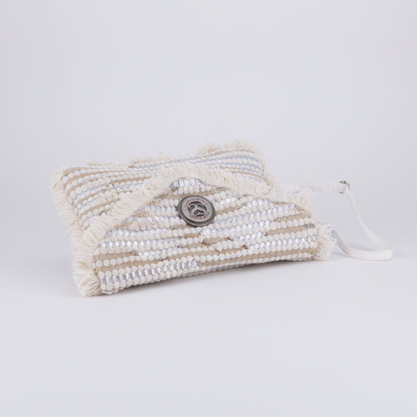 Bolso tipo sobre de fibra 100% natural combinado con cuero y con flecos - Moments by You