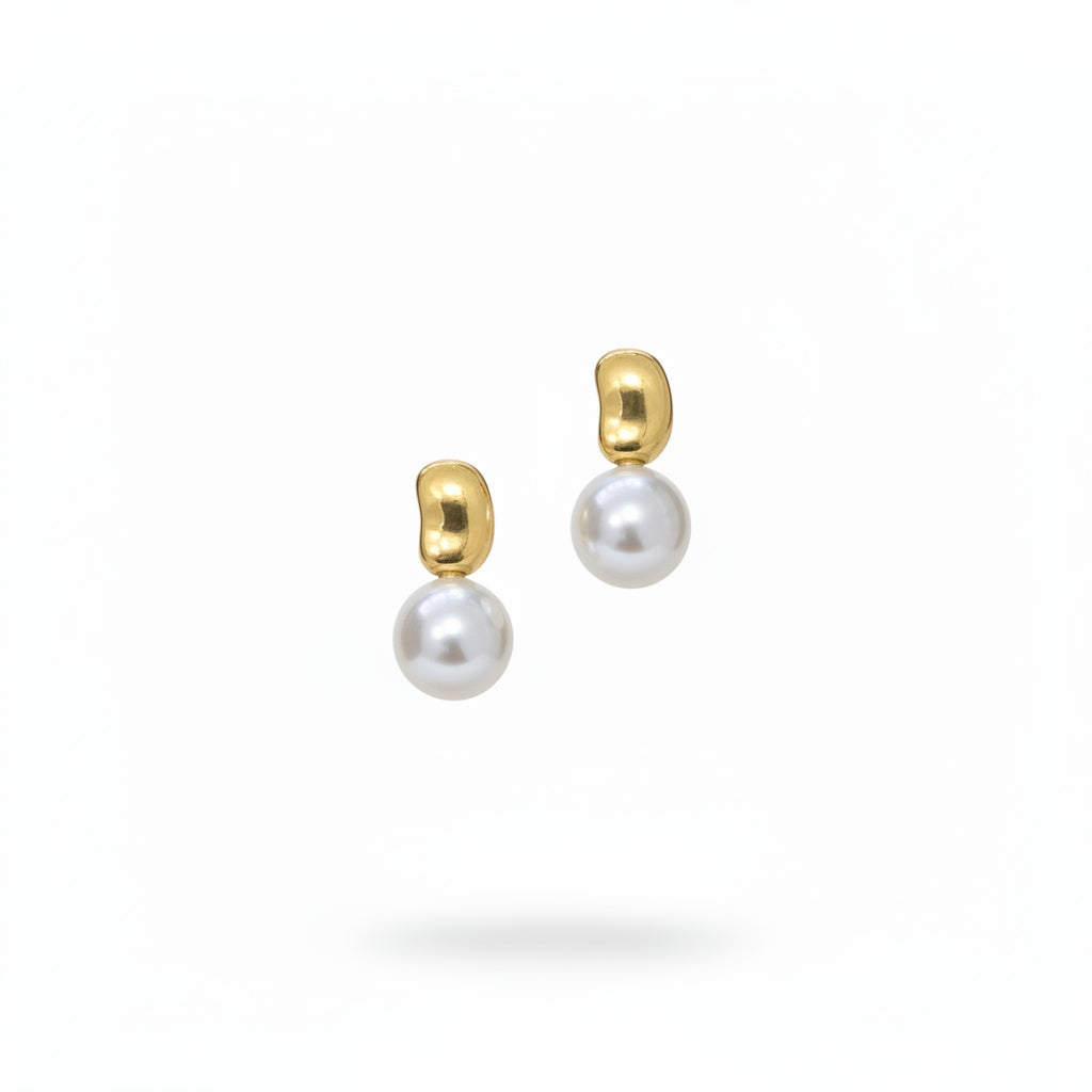 Pendientes cortos y pequeños de acero con pepita irregular en acabado oro y perla blanca - Moments by You