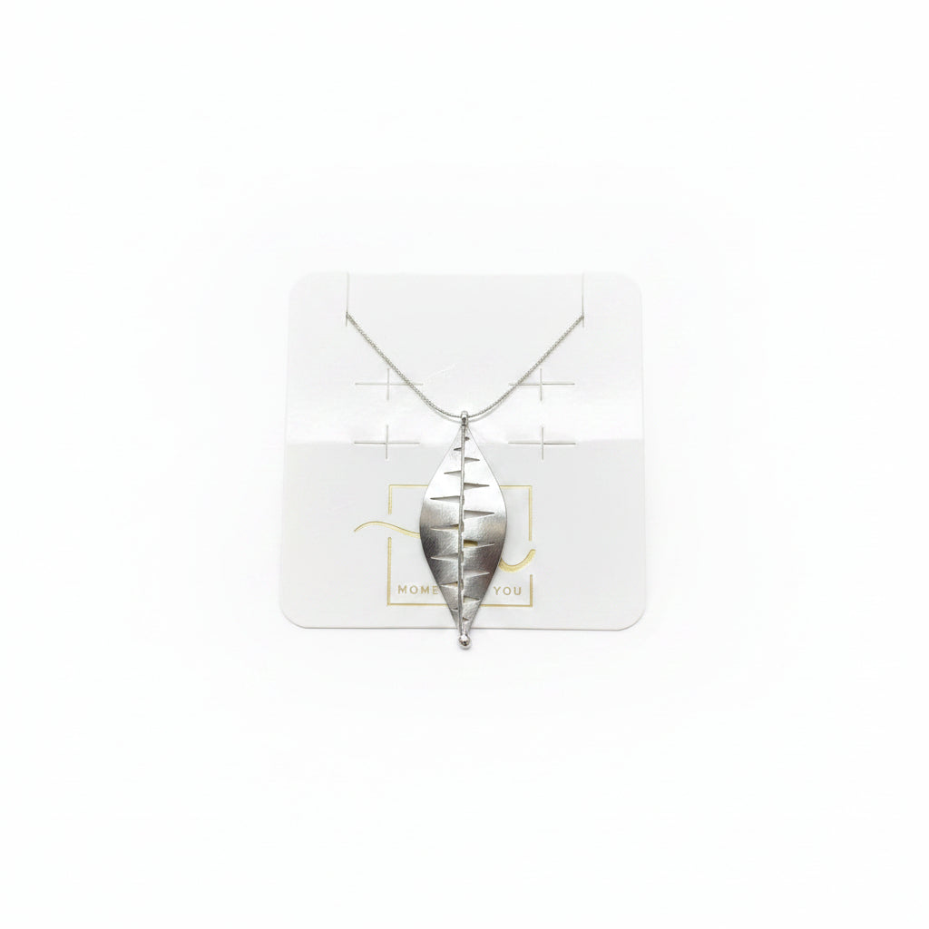 Collar de acero con hoja colgante - Moments by You