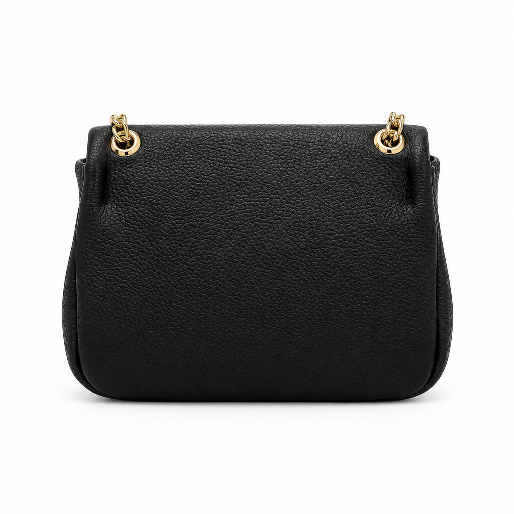 Bolso bandolera con solapa y detalle de cierre dorado