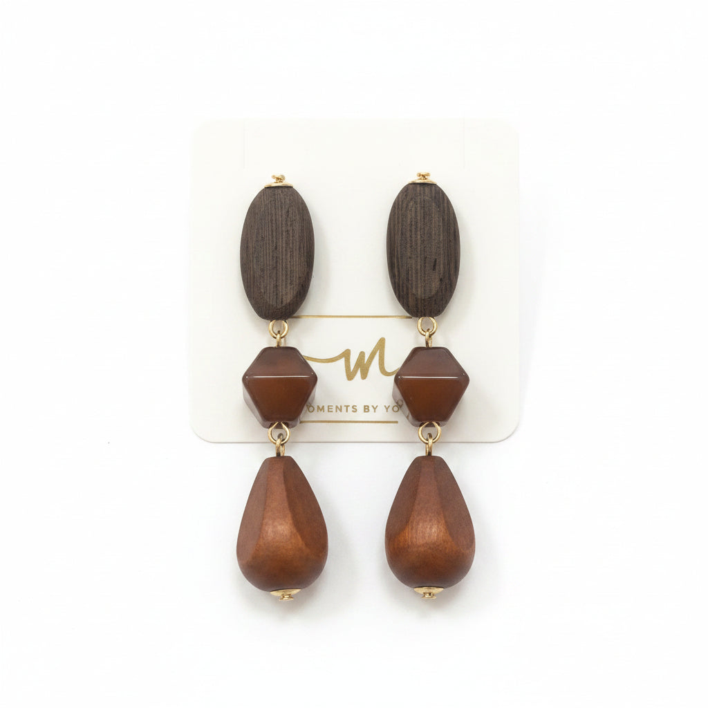 Pendientes largos de madera tres alturas diferentes texturas y formas en marrón