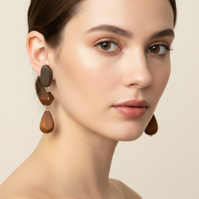 Pendientes largos de madera tres alturas diferentes texturas y formas en marrón
