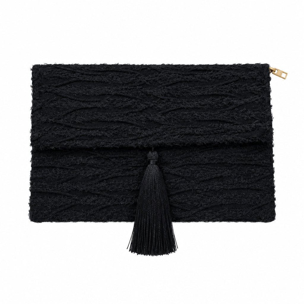 Bolso fiesta tipo sobre desflecado con solapa y borla