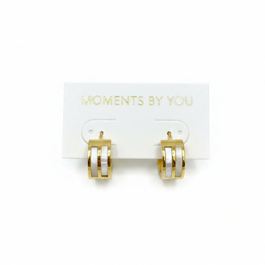 Pendientes cortos de acero con forma circular y doble tira de nácar en blanco y acabado oro - Moments by You