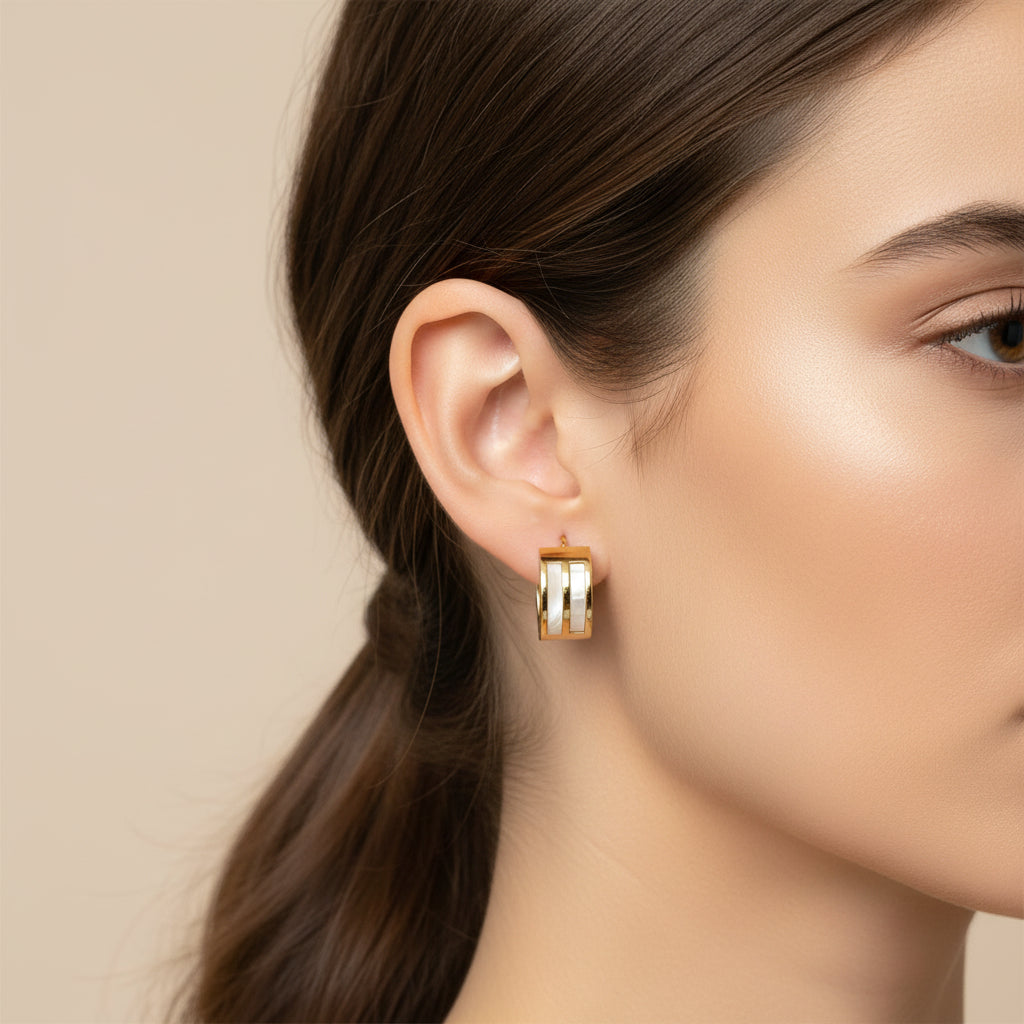 Pendientes cortos de acero con forma circular y doble tira de nácar en blanco y acabado oro - Moments by You