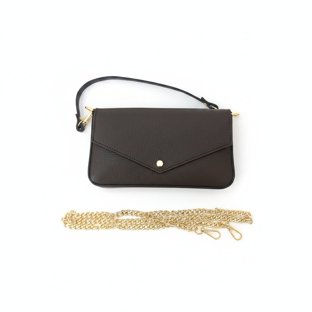 Bolso pequeño de piel 100% auténtica con solapa y detalles dorados color chocolate