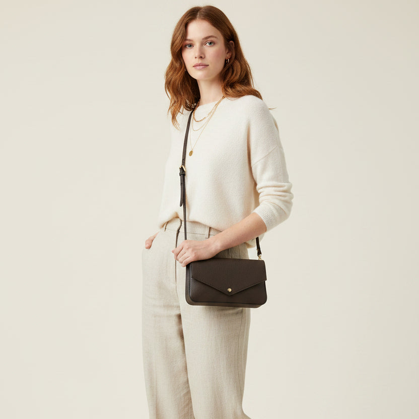Bolso pequeño de piel 100% auténtica con solapa y detalles dorados color chocolate