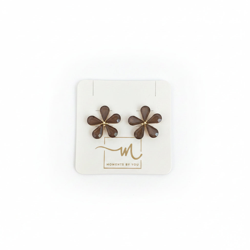 Pendientes cortos en forma de flor con cristales en chocolate - Moments by You