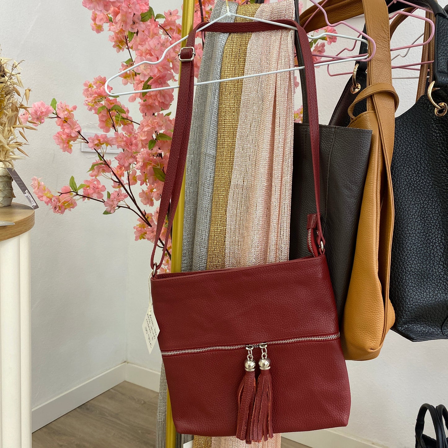 Bolso de piel 100% auténtica bandolera con detalle de cremalleras delanteras en plata color burdeos