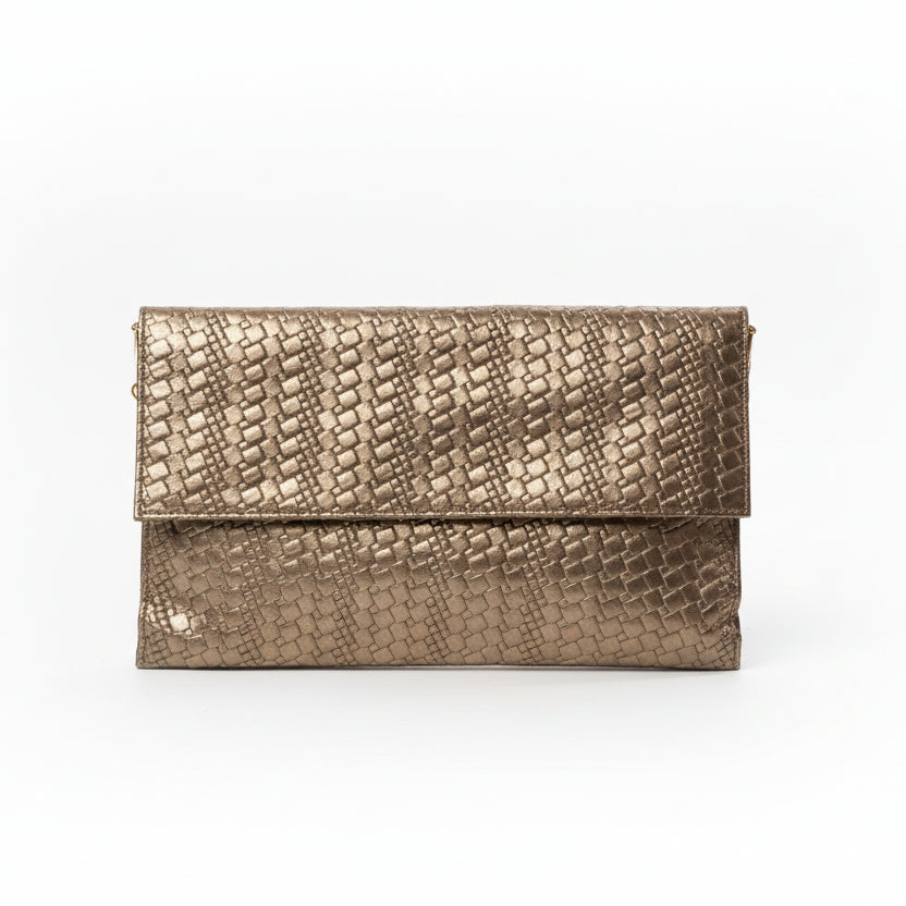 Bolso tipo sobre y piel 100% vacuno con textura en color bronce