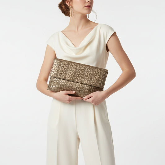 Bolso tipo sobre y piel 100% vacuno con textura en color bronce