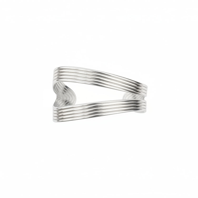 Brazalete abierto de acero con un diseño a tiras ovaladas en varios acabados