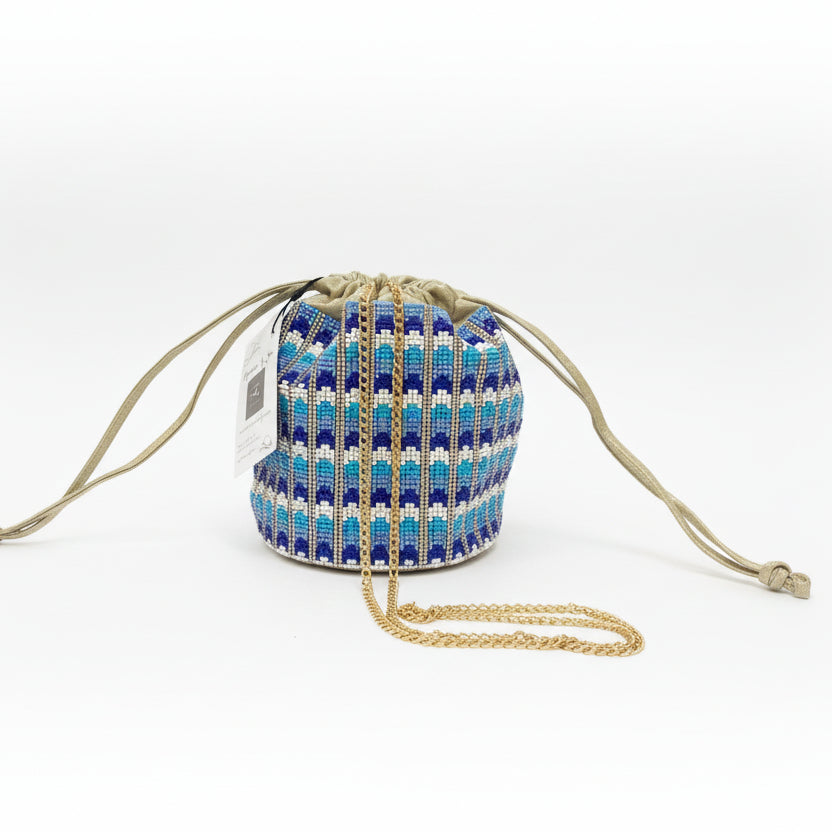 Bolso de fiesta tipo saco con diseño de mosaico de tachuelas azules y blancas - Moments by You