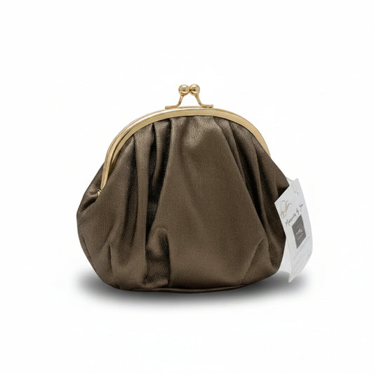 Bolso de fiesta tipo clutch con forma ovalada y arrugado en color chocolate