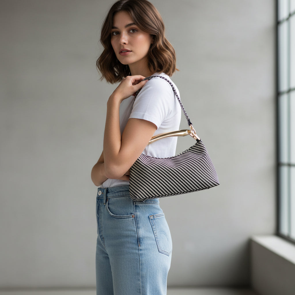 Bolso de fiesta alargado a rayas en beige y negro con asa dorada - Moments by You