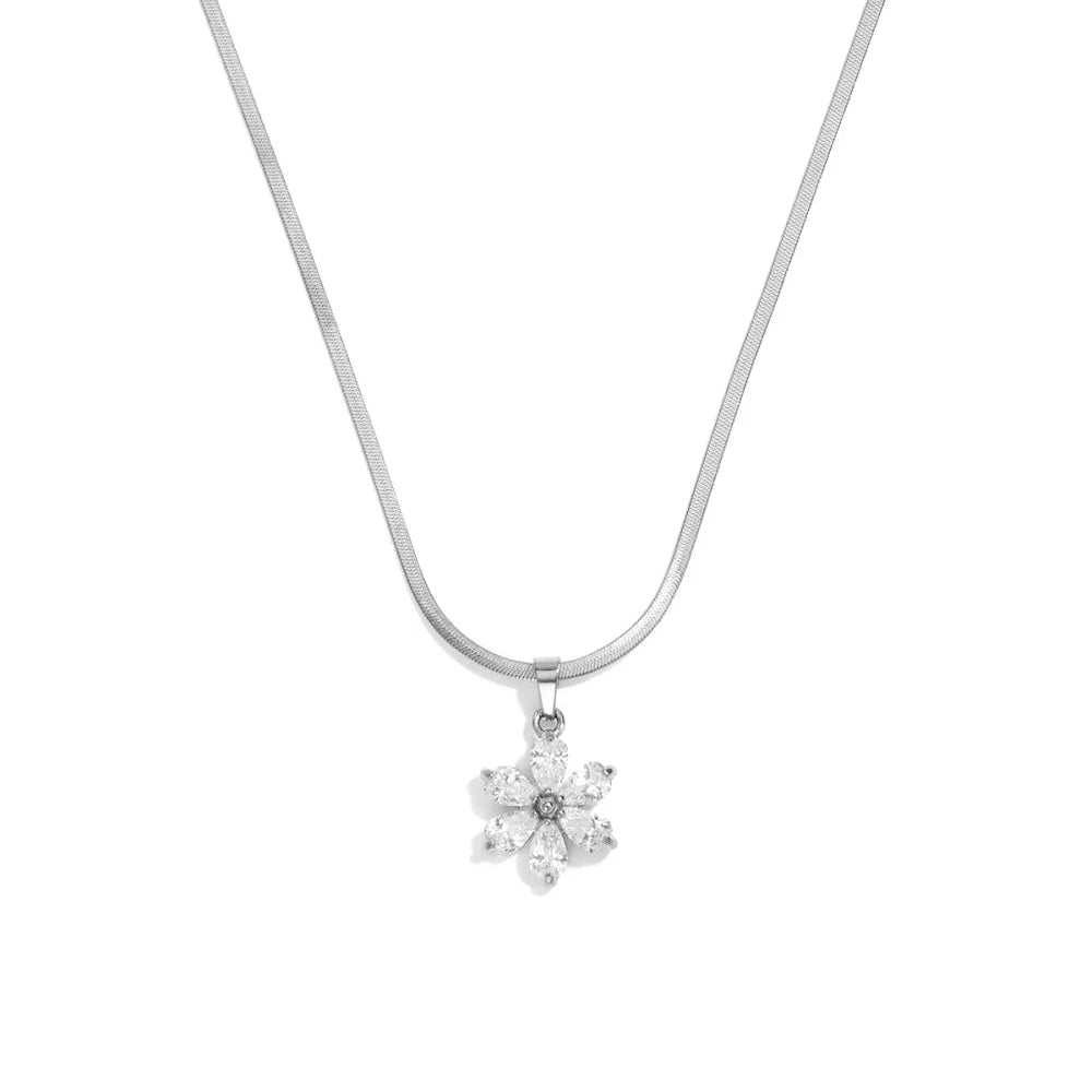 Collar de acero plano con flor con circonitas