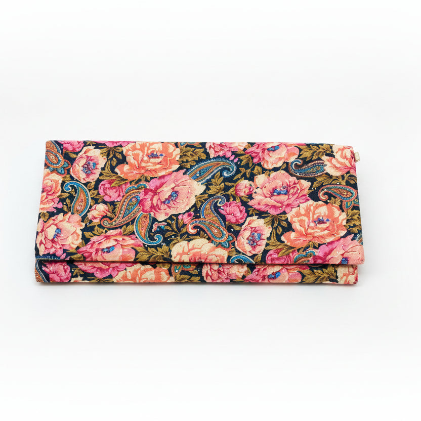 Bolso fiesta alargado con estampado de flores con tachuelas en dorado y solapa - Moments by You