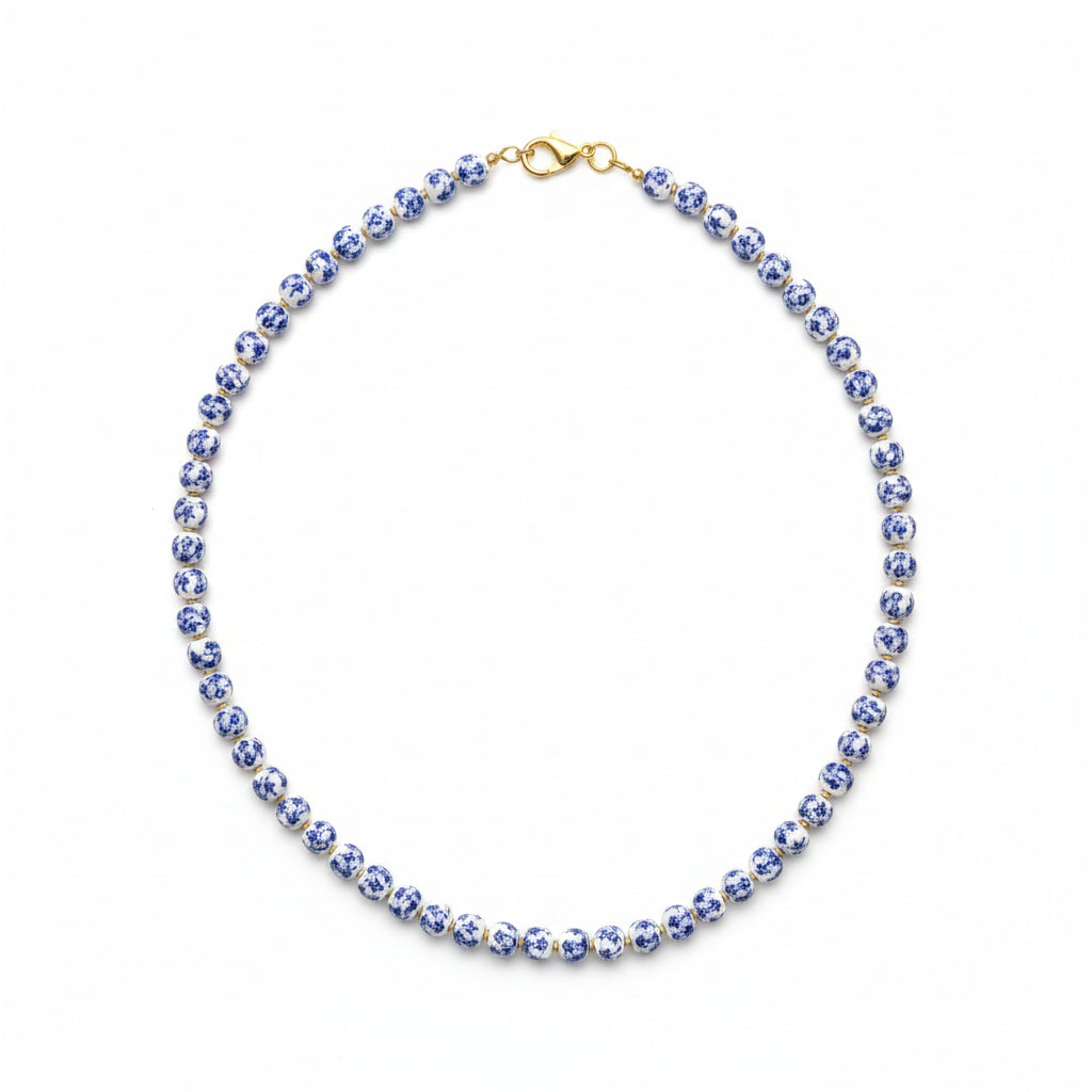 Collar de acero con cuentas de porcelana y estampado floral en azul y blanco - Moments by You