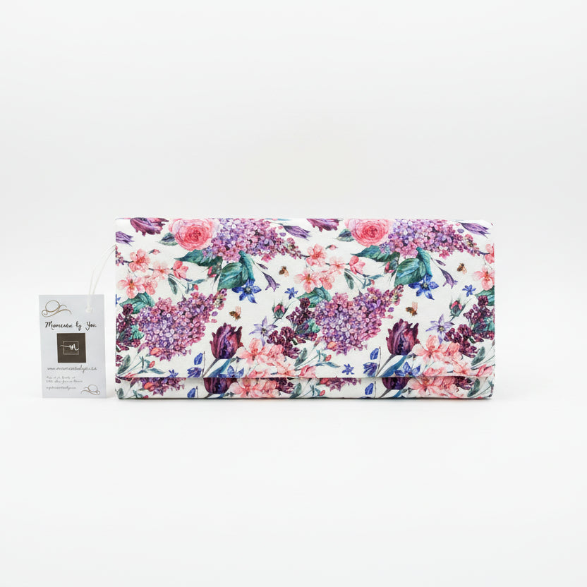 Bolso fiesta alargado de mano con estampado de flores en tonos morados y solapa - Moments by You