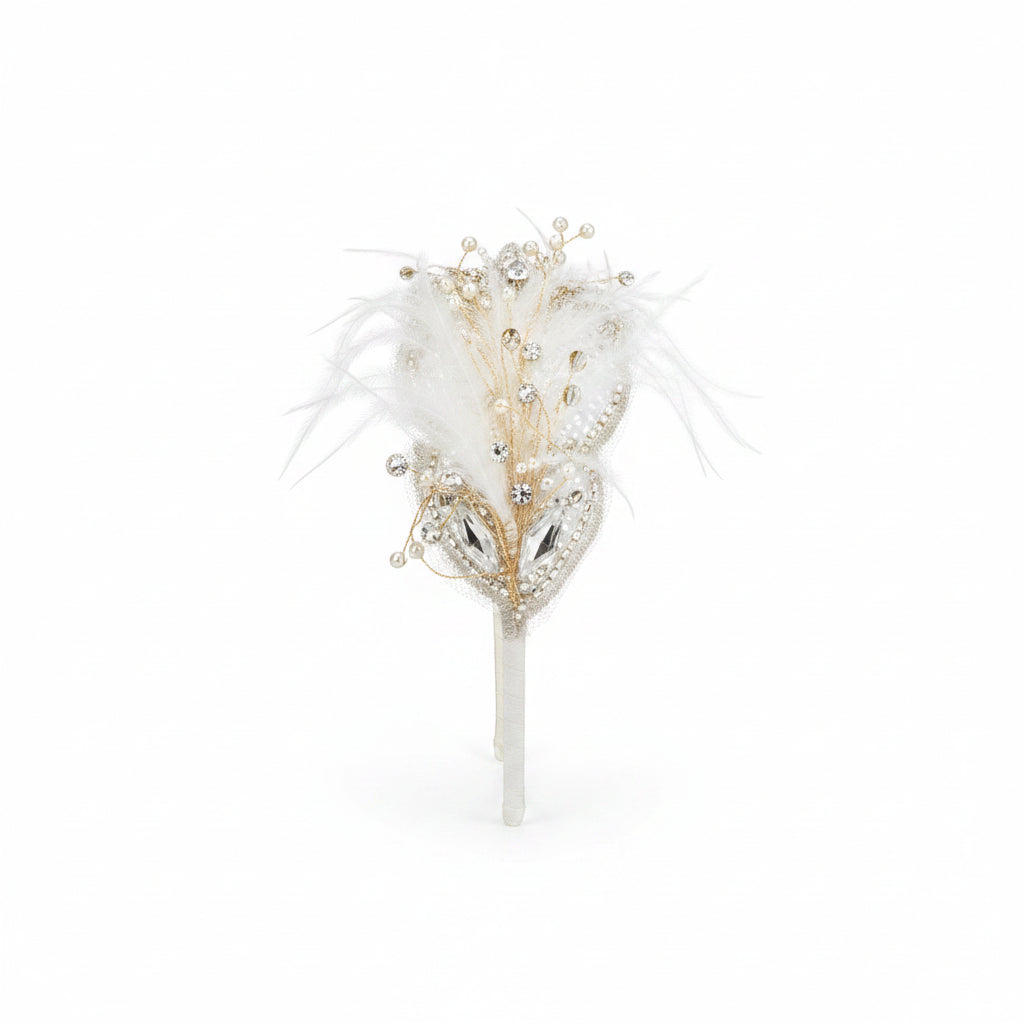 Diadema fiesta de plumas con diferentes lentejuelas, diseño de hojas y en color blanco