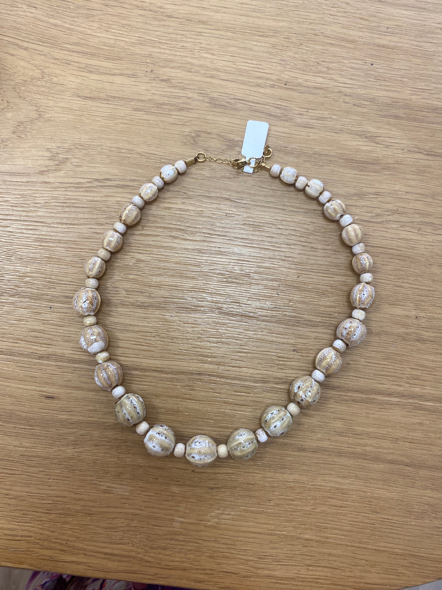 Collar con cuentas medianas con diseño de rayas en tonos marrones