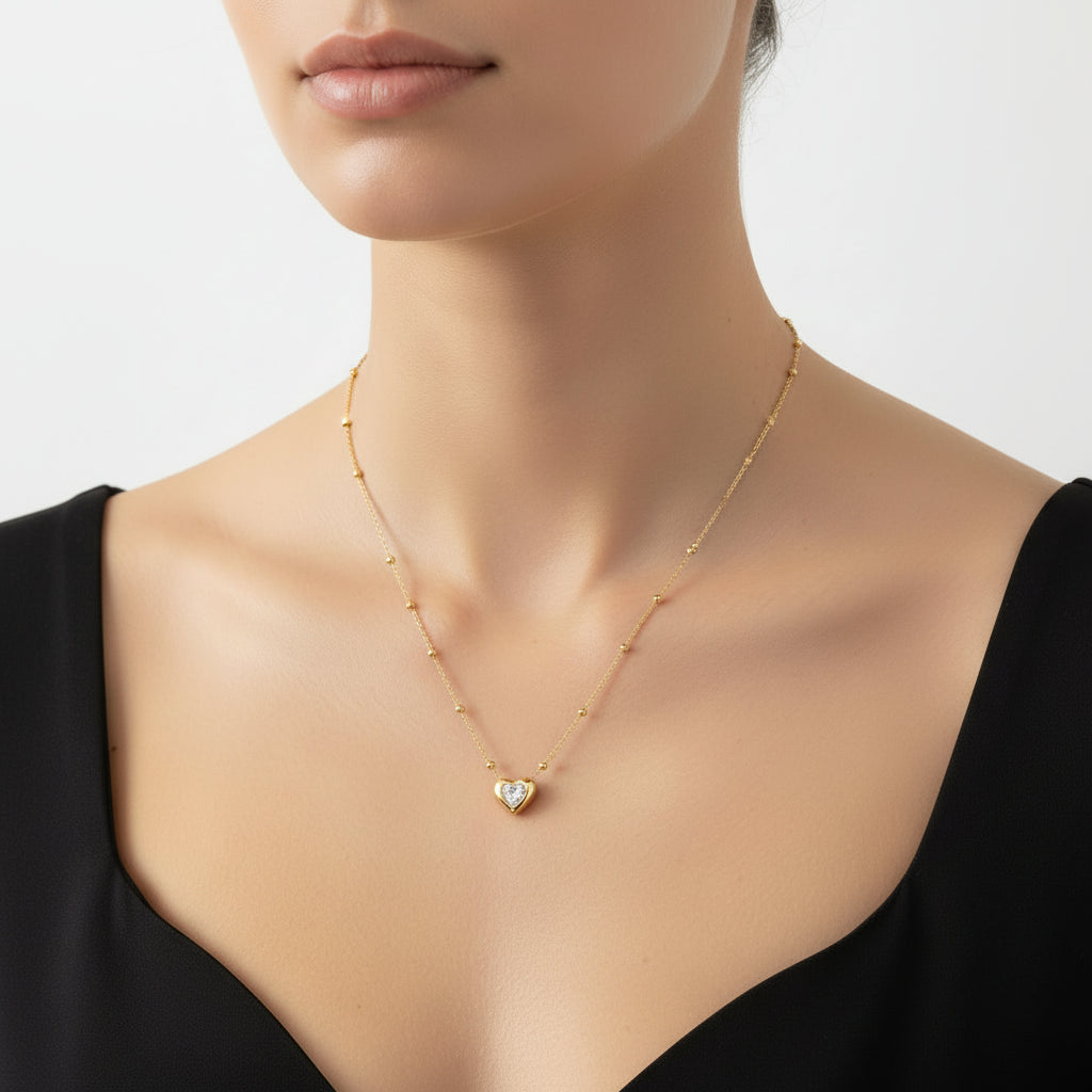 Collar de acero con corazón y circonita en acabado oro