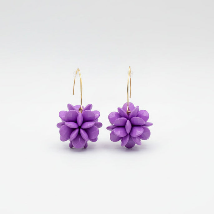 Pendientes de acero largos de gancho con una flor en forma esférica - Moments by You