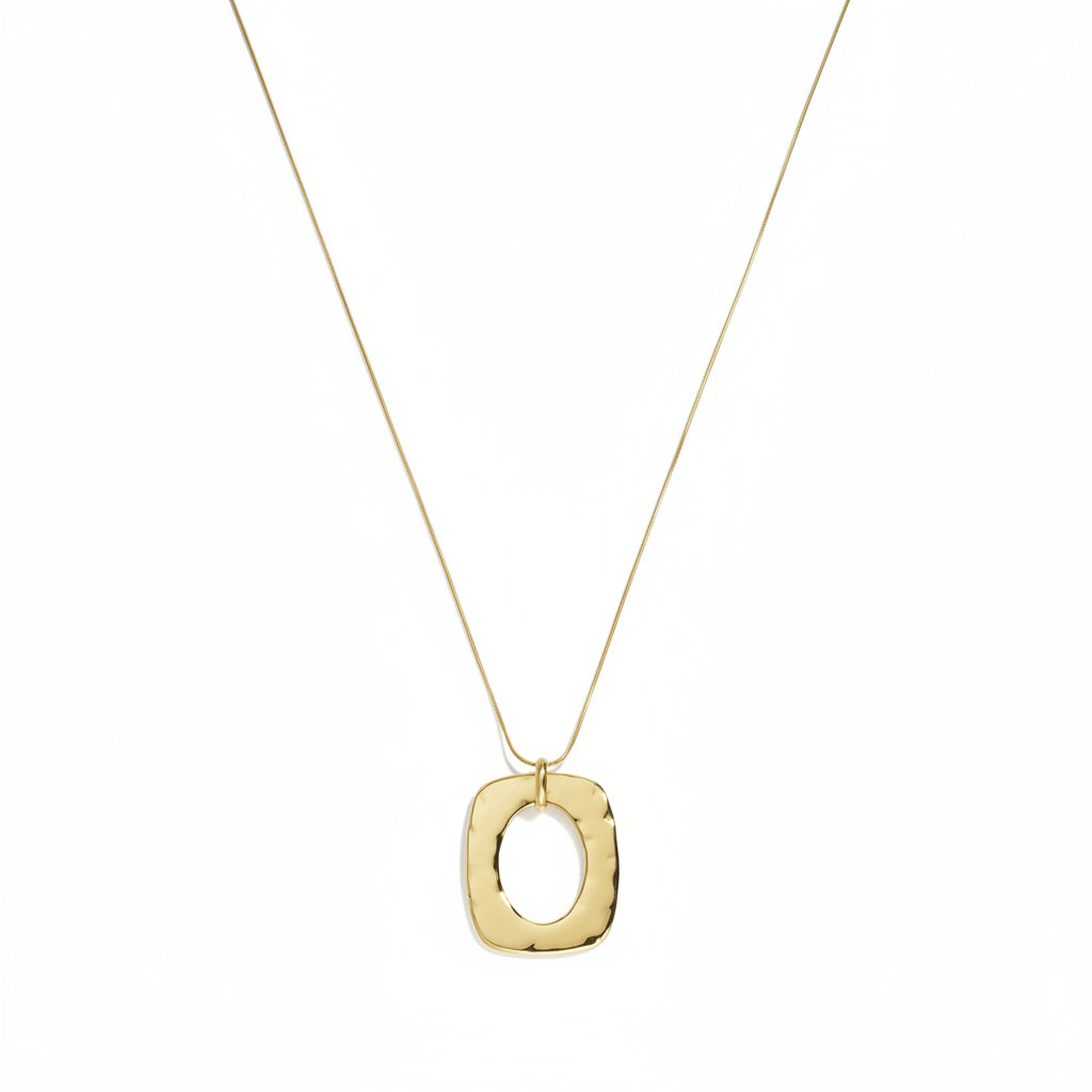Collar largo de acero dije cuadrado ovalado en acabado oro