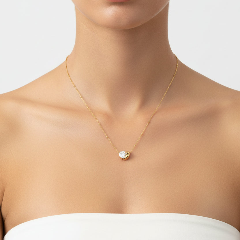 Collar de acero con esferas y dije de corazón mitad circonita en acabado oro - Moments by You