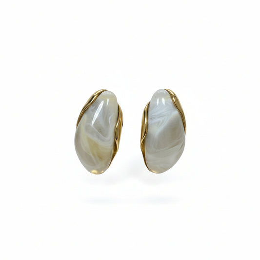 Pendientes cortos alargados con piedra marmolada en varios colores acabado oro
