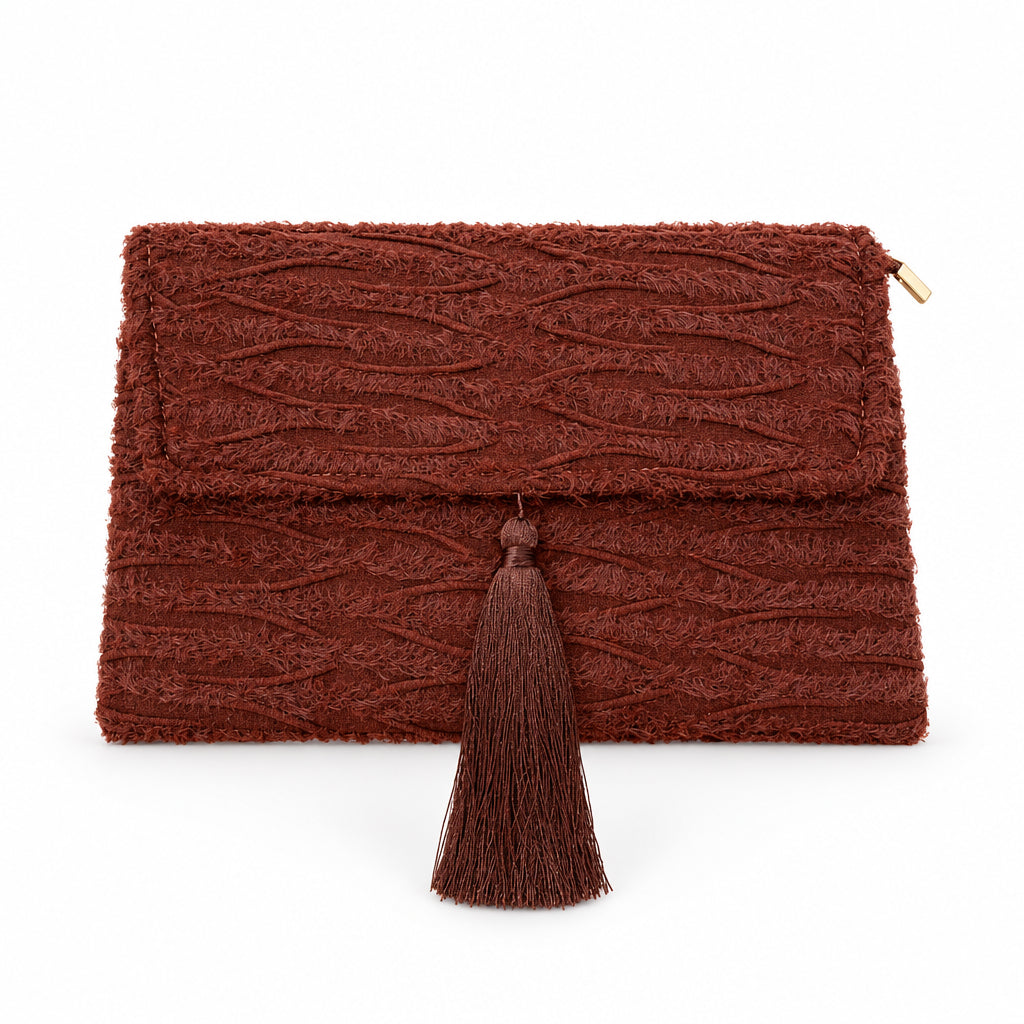 Bolso fiesta tipo sobre desflecado con solapa y borla