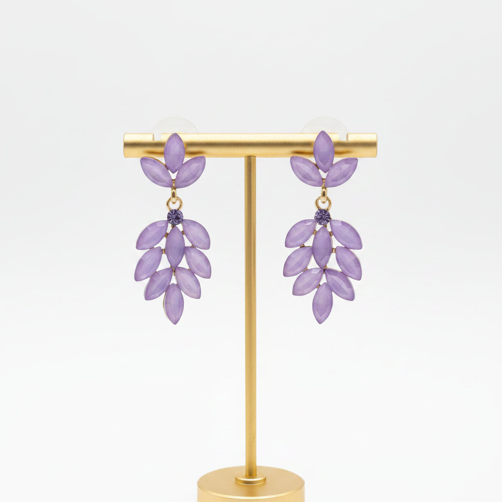Pendientes largos de cristales malvas con forma de flor
