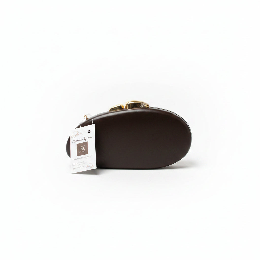 Bolso fiesta clutch con forma ovalada irregular en chocolate y detalles dorados