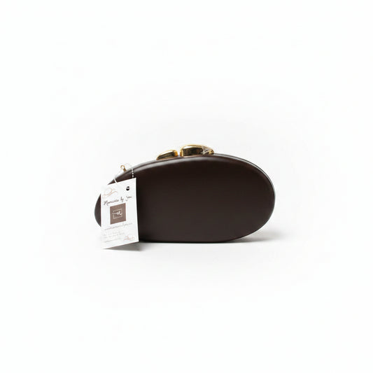 Bolso fiesta clutch con forma ovalada irregular en chocolate y detalles dorados
